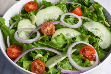 Domatesli bahçe salatası, salatalık, soğan.