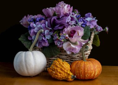 Kabak ve çiçeklerden oluşan şükran günü seti