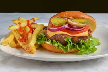 Peynirli hindi burger üstü, domates, soğan ve turşulu çörek.