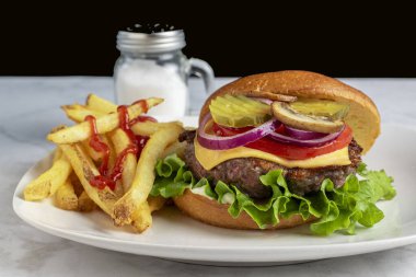 Peynirli hindi burger üstü, domates, soğan ve turşulu çörek.