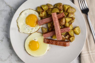  Kızarmış yumurta, patates kızartması ve konserve jambon.,