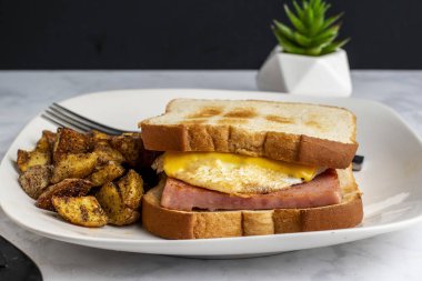 Kızarmış konserve jambon ve sahanda yumurta kahvaltısı.