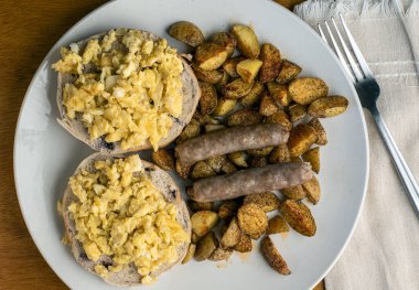 Patates kızartması ve sosis ile servis edilen omlet.