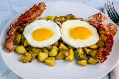 İki kızarmış yumurta ve iki dilim pastırma., 