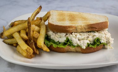 Kızartmalı tavuklu sandviç.