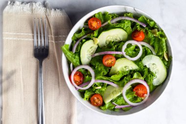  Salatada salatalık, domates, marul ve soğan var., 