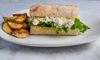 Ciabatta soslu tavuk salatası ve yanında patates püresi., 