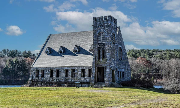 Batı Boylston Massachusetts 'teki Wachusett baraj gölünün kıyısında bulunan eski taş chuch.