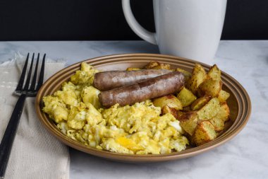  Kahvaltıda sosisli omlet ve patates kızartması., 
