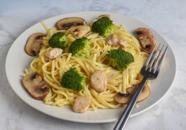 Brokoli soslu linguine tavuklu ve mantarlı.,