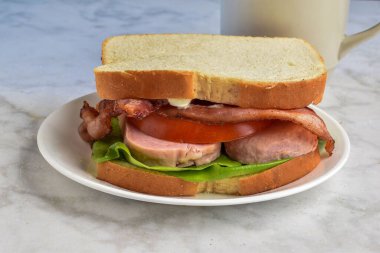 Konserve jambon, pastırma domates ve maruldan oluşan spam blt sandviç.