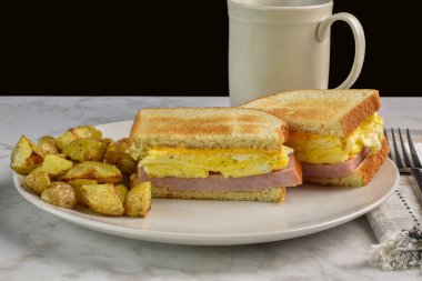 Çırpılmış yumurtalı sandviç, jambonlu biftek ve erimiş peynir..