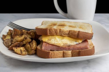 Kızarmış konserve jambon ve kızarmış yumurta kahvaltısı.