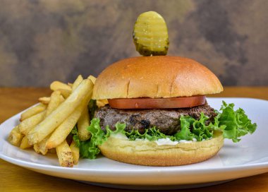  Domatesli hamburger ve turşulu kremalı marul.