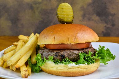 Domatesli hamburger ve turşulu kremalı marul.