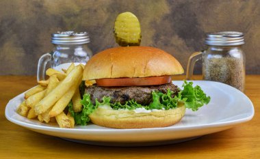 Domatesli hamburger ve turşulu kremalı marul.