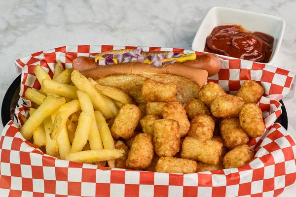 Sosisli, soğanlı ve hardallı patates kızartmalı.,