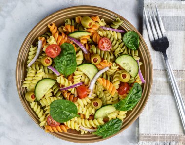 Üç renkli makarna salatası ıspanaklı, domatesli ve salatalıklı, 