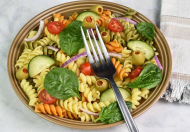 Üç renkli domates, salatalık ve zeytinli makarna., 