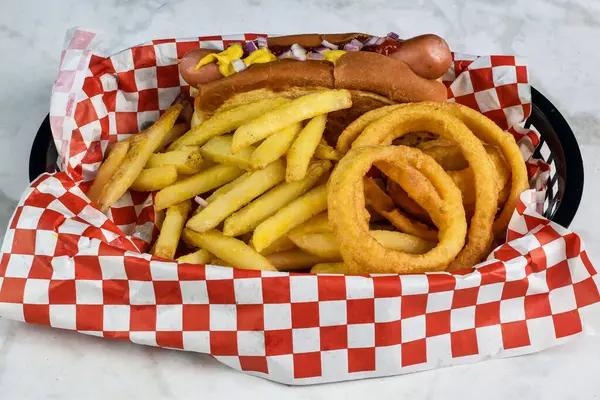 Ketçaplı sosisli, hardallı ve soğanlı patates kızartması ve soğanlı.