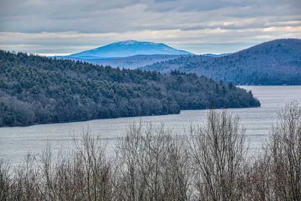 Quabbin rezervinde bulutlu bir kış günü, 