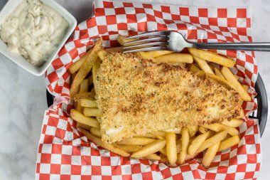 Kızarmış patates ve tarter soslu kızarmış morina.