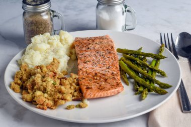 Patates püresi, dolma ve kuşkonmaz ile baharatlı somon.