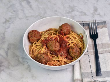 Maydanozlu spagetti üstü ve köfteli sos.,