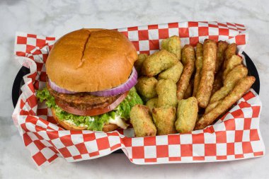 Sebzeli patates ve brokoli kızartması ile servis edilen bitkisel burger.