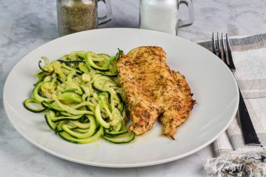 Baharatlı tavuk göğsü, kabaklı erişte, üstüne de parmesan peyniri ve sarımsak.