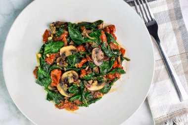 Sotelenmiş ıspanaklı domates ve mantar tabağı