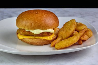  Birayla servis edilen lezzetli balık fileto sandviçi., 