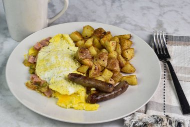 Spam Western omleti, yanında sosis ve patates kızartması.