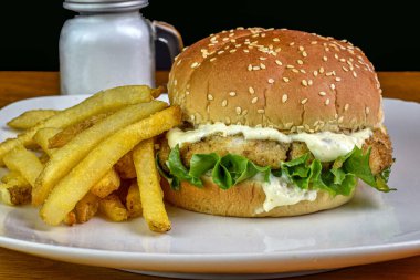 Marul ve tarter soslu mezgit filetosu ve patates kızartması.