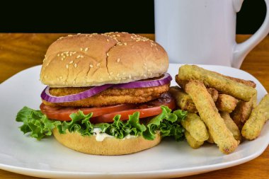 Marul domatesli tavuk ve brokoli kızartmalı soğan.