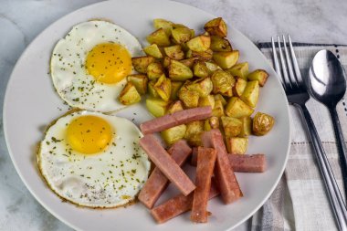  Maydanozlu sahanda yumurta, az pişmiş konserve jambon ve patates kızartması.,