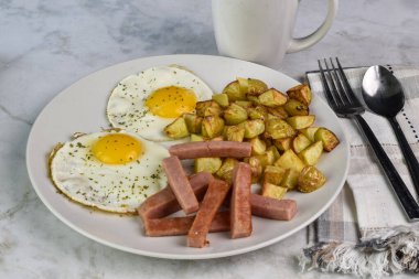 Konserve jambonlu yumurta ve patates kızartması.