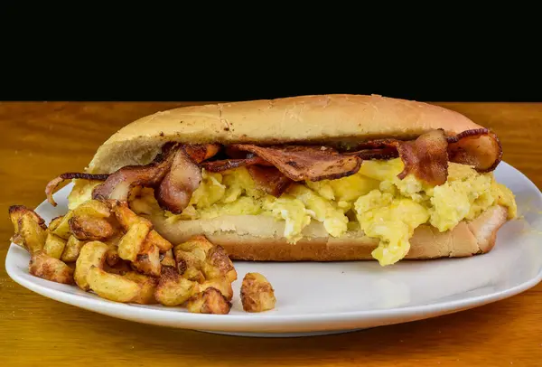 Kahvaltıda omlet ve domuz pastırması ve patates kızartması.