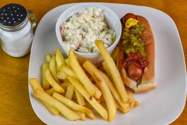 Hardallı sosisli, çeşnili ve ketçaplı patates kızartması ve lahana salatası.