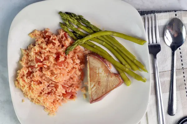 Ton balıklı biftek pilav, domates ve kuşkonmaz., 