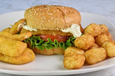 Marullu ve domatesli balık sandviçi. Birayla servis edilmiş karides ve patates kroket.