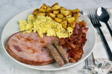 Biberli omlet, jambon, domuz pastırması, sosis ve patates kızartması.