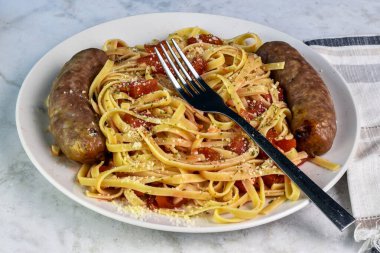 Maydanozlu, parmesanlı ve İtalyan sosisli domatesli fettuccine..