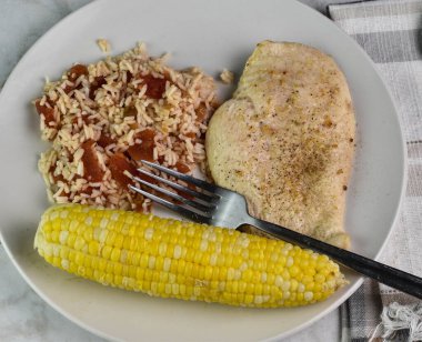 Tavuklu pilav ve mısır.