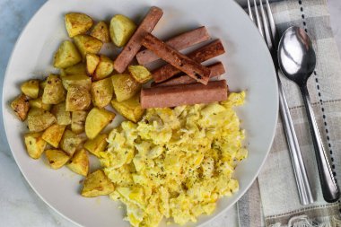 Ev kızartması ve kızarmış konserve jambonlu omlet., 