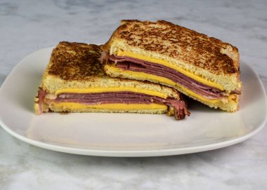 Pastırmalı sandviç ve Amerikan peyniri.,