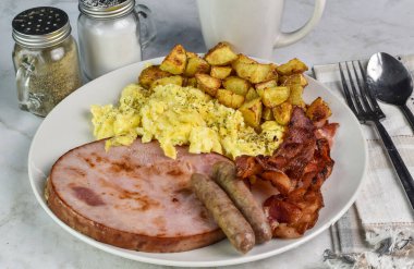 Biberli omlet, jambon, domuz pastırması, sosis ve patates kızartması.