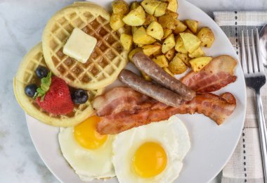 waffle, domuz pastırması, sosis ve patates kızartması..