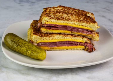 Pastırmalı sandviç, Amerikan peynirli, turşulu.
