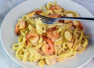 Fetuçin ve alfredo soslu karides ve tavuk.